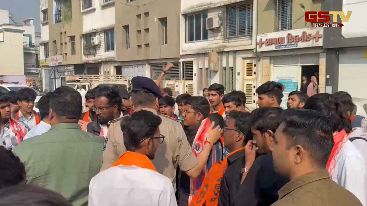 સુરતની વિદ્યાર્થિની આપઘાતમાં ABVPનો વિરોધ, શાળા બહાર પ્રદર્શન થતા પોલીસ બંદોબસ્ત ગોઠવાયો