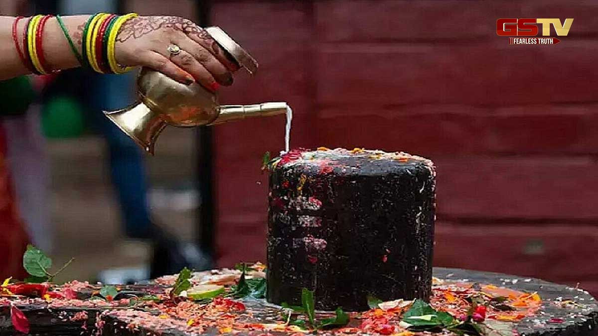 શિવલિંગ પર દૂધ ચઢાવવા માટે કઈ ધાતુના કળશને માનવામાં આવે છે શુભ? અહીં જાણી લો