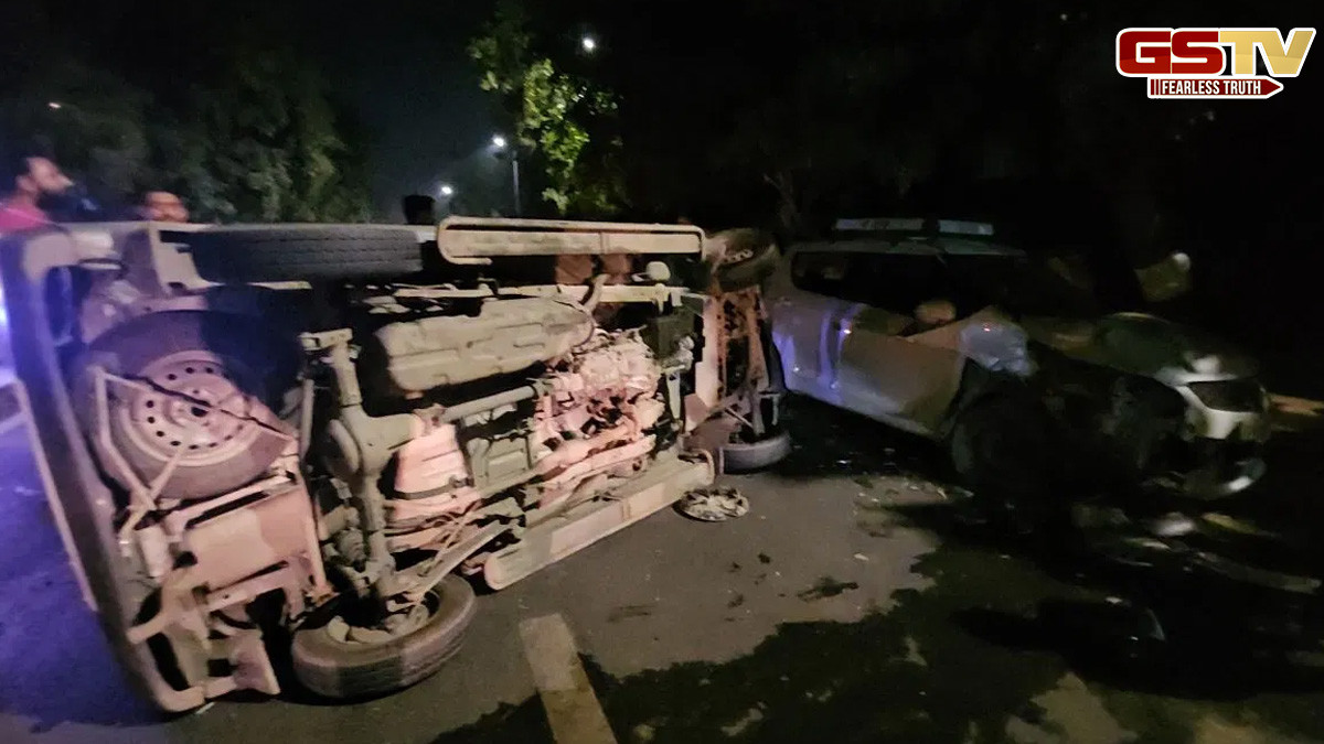 ગાંધીનગર: બે અલગ અલગ અકસ્માતોમાં 2ના મોત, મહાત્મા મંદિર પાસે 3 કાર વચ્ચે થઈ ભયાનક ટક્કર