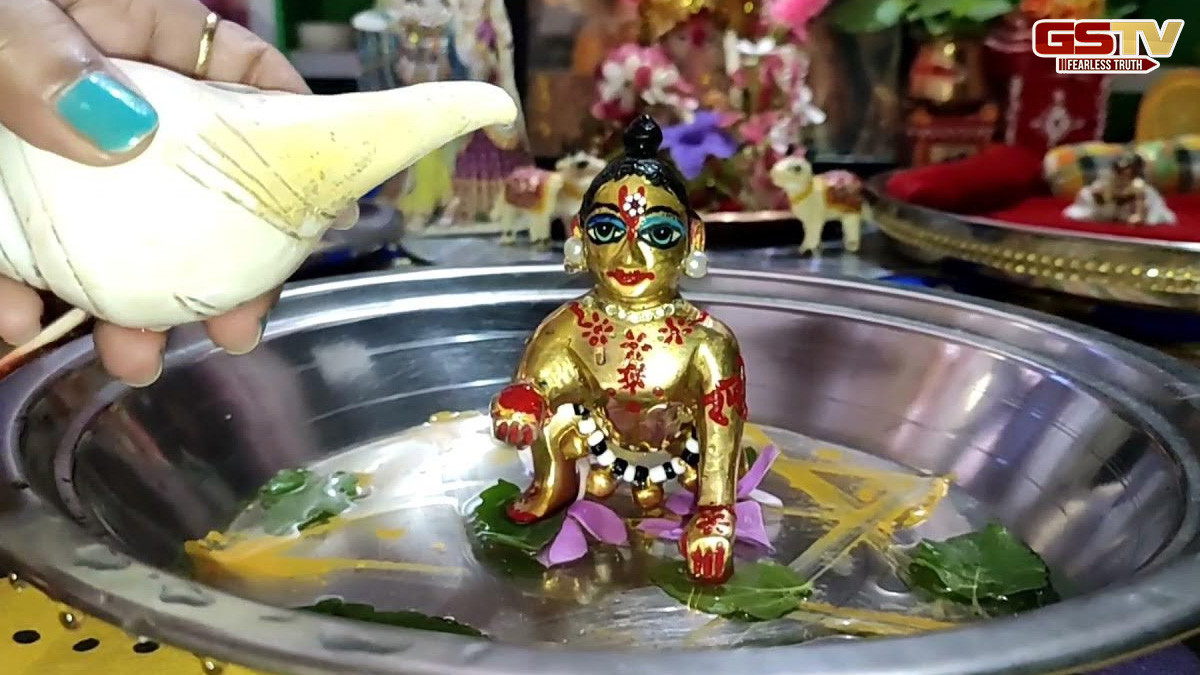 લાડુ ગોપાલને સ્નાન કરાવતા અપનાવો આ પદ્ધતિ, ઘરમાં વધશે સુખ સમૃદ્ધિ