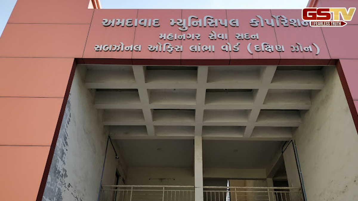 અમદાવાદ: લાંભા વોર્ડની સબ ઝોનલ ઓફિસને કોર્પોરેટરે માર્યા તાળા, સ્થાનિકો અને નેતાજી બેઠા ધરણાં પર