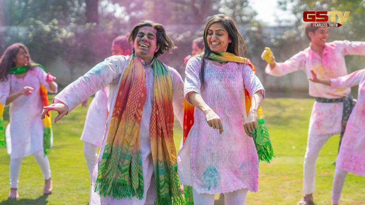 Holi 2025 / હોળી પર સફેદ કપડા પહેરવા ફક્ત ફેશન સ્ટેટમેન્ટ છે કે તેની પાછળ છે કોઈ અન્ય કારણ?