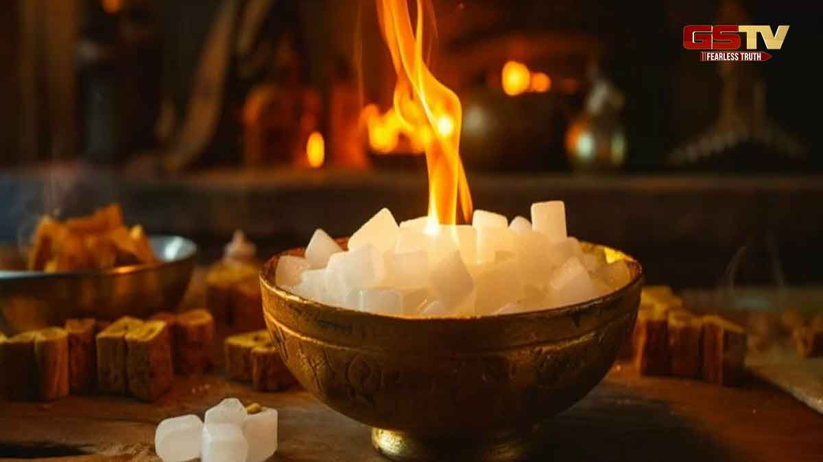 Vastu Tips: કપૂરનો ટુકડો ઘરમાં આ પાંચ જગ્યાએ રાખવાથી દોષ થશે દૂર, ધનની થશે પુષ્કળ વર્ષા
