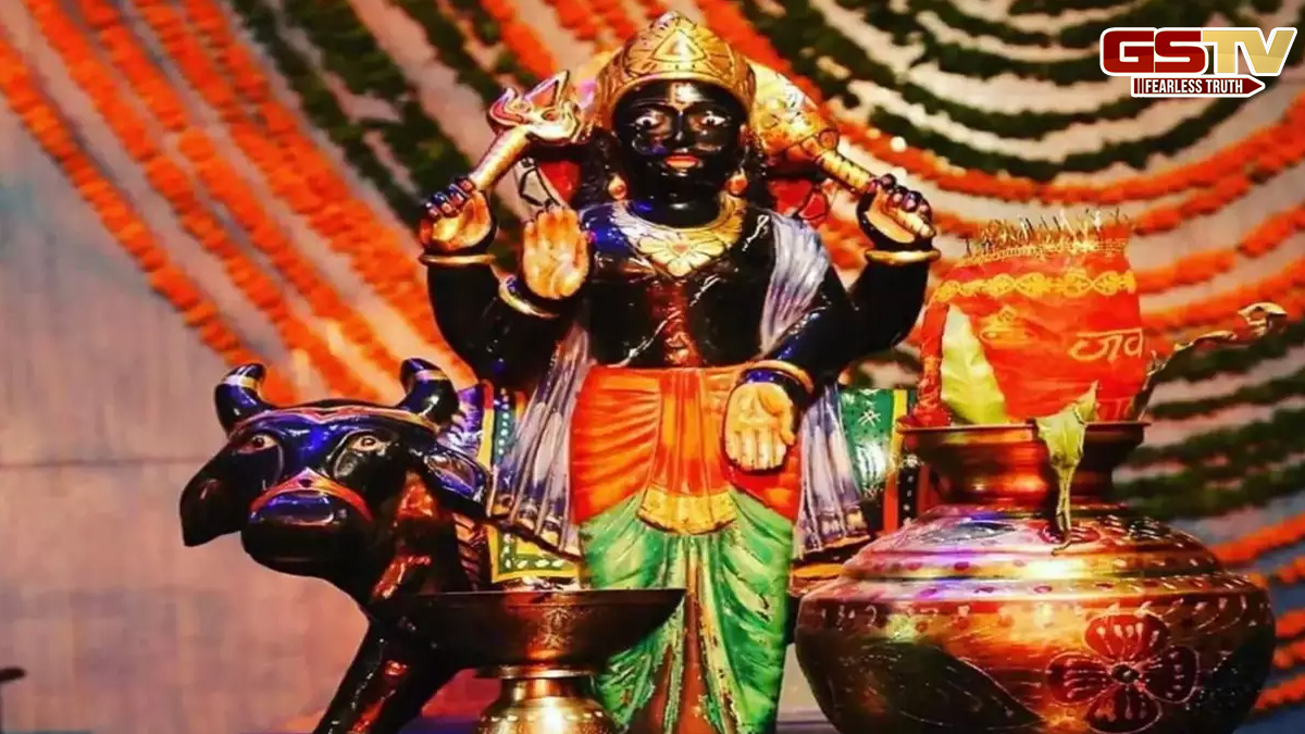 ૭૦૦ વર્ષ જૂનું શનિ મંદિર ક્યાં આવેલું છે, જ્યાં તેમની બે પત્નીઓ સાથે પૂજા કરવામાં આવે છે?