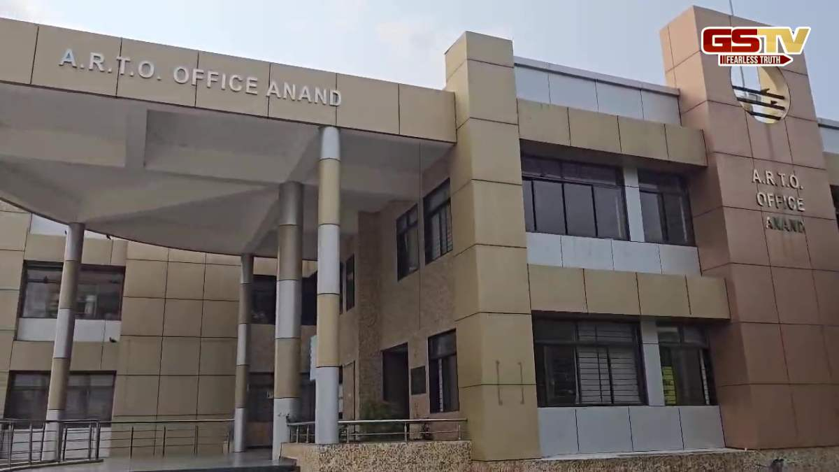 આણંદ RTO ઓફિસની બહારથી ઝડપાયું મસમોટું કૌભાંડ, બે એજન્ટોની કરાઈ અટકાયત