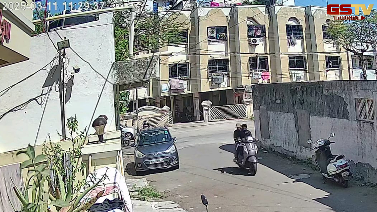 VIDEO: જામનગરમાં એપાર્ટમેન્ટના ગેટ પાસેથી બે ગઠિયાઓએ વૃદ્ધાના ગળામાંથી લૂંટી ચેઈન