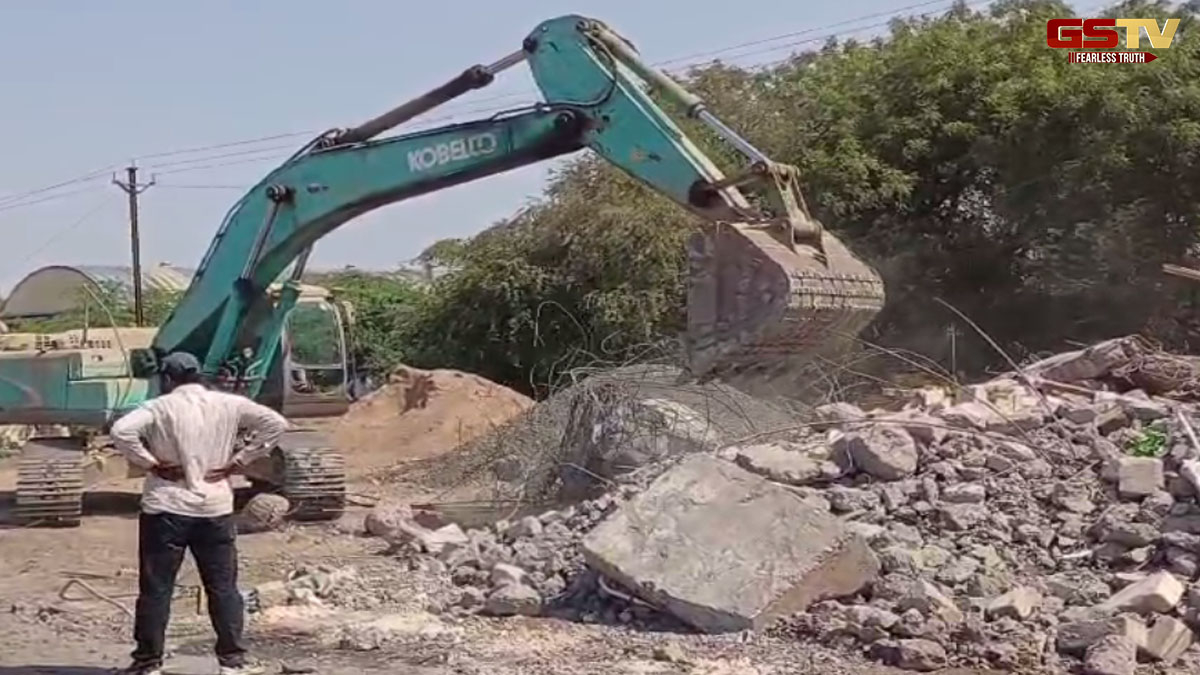 Rajkot News: રાજકોટ-અમદાવાદ હાઈવે પર આવેલા એક ધાર્મિક બાંધકામનું ડિમોલિશન કરાયું