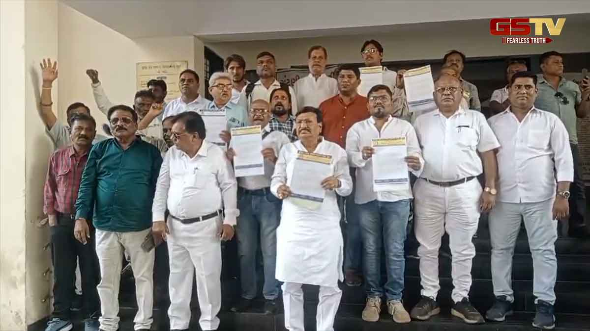 સુરત મહાનગરપાલિકાની ચૂંટણીમાં SC-STની સીટ ઘટતા રોષ, કલેક્ટરને અપાયું આવેદનપત્ર