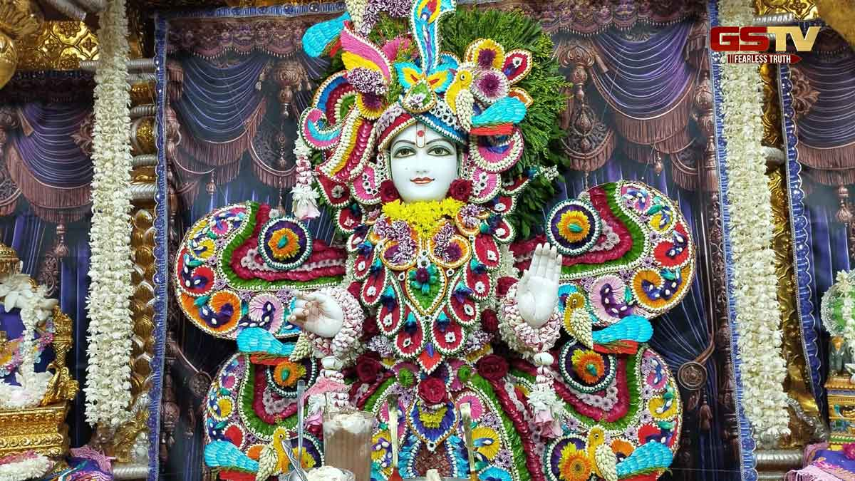Surat News: ગુરુકુળમાં ઉનાળામાં ભગવાનને ફૂલોનો શણગાર, પુષ્પોથી તૈયાર થયેલા વાઘા પહેરાવાયા  '