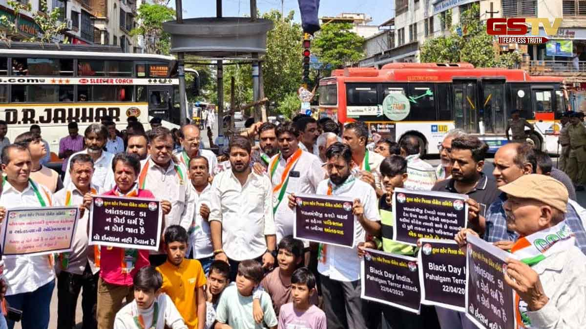 Surat News: આતંકવાદી હુમલાનો વિરોધ, આંતકવાદના પૂતળાને  ફાંસી આપી ચંપલ-લાતો મરાઈ