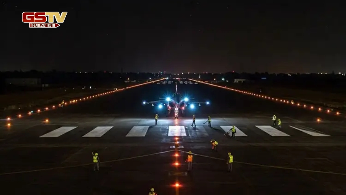 VIDEO: મોડી રાત્રે ગંગા એક્સપ્રેસવે પર ફાઈટર વિમાનોનું નાઇટ લેન્ડિંગ, રાફેલ, સુખોઈ, જેગુઆર સહિતના ફાઈટર જેટ