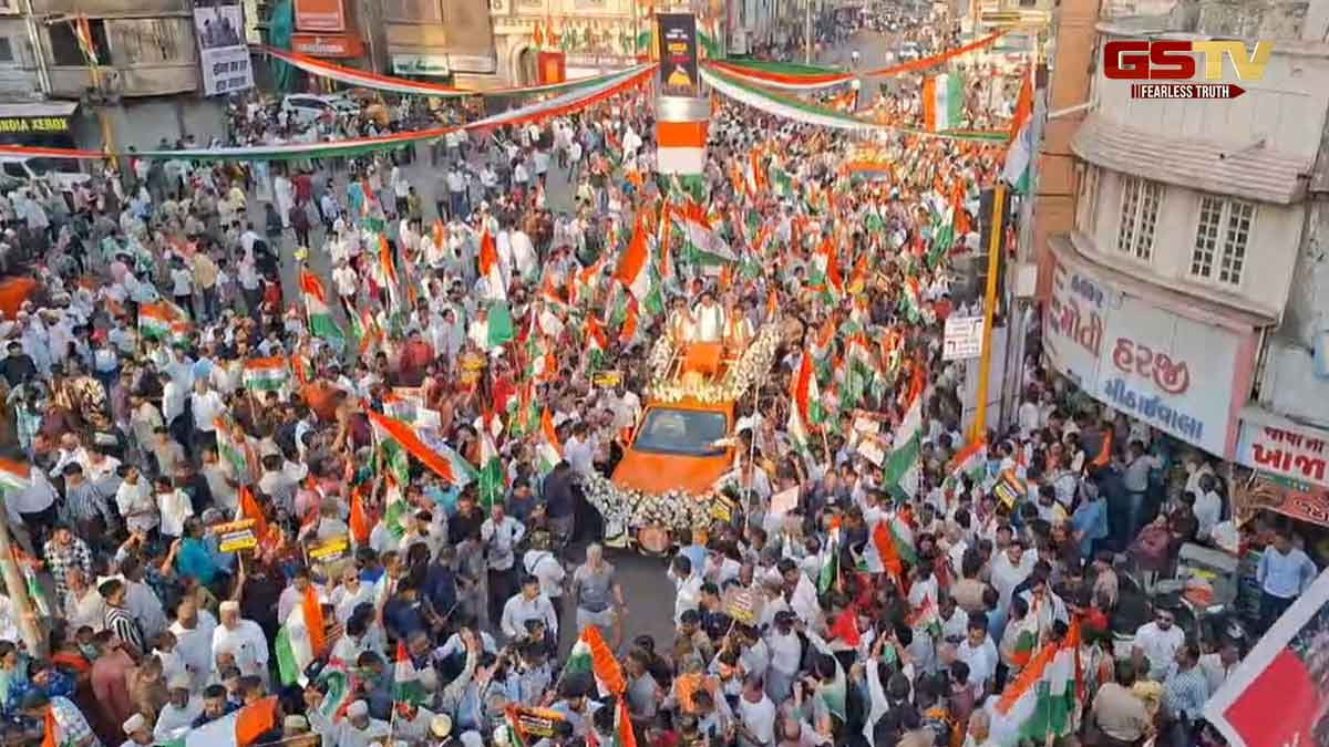 Surat News: ભારતીય સેનાના સન્માનમાં નીકળી તિરંગા યાત્રા, મહિલાઓએ માથામાં પૂર્યા સિંદૂર