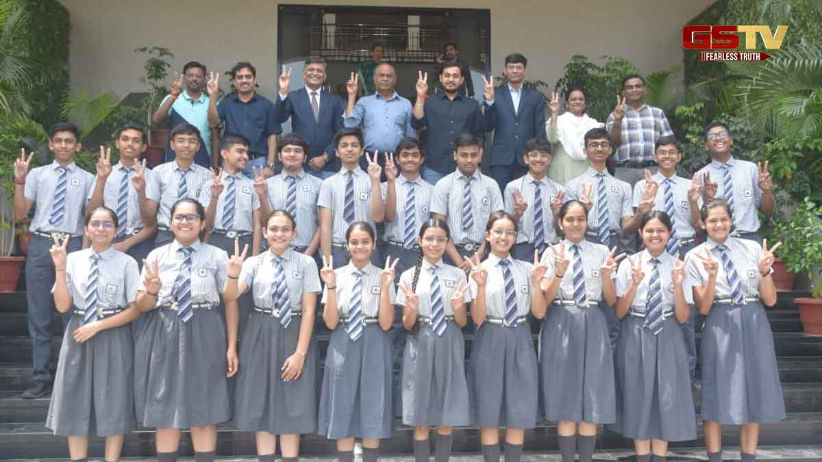 Surat News: ધોરણ 10ના પરિણામમાં વિદ્યાર્થીઓની મહેનત રંગ લાવી 