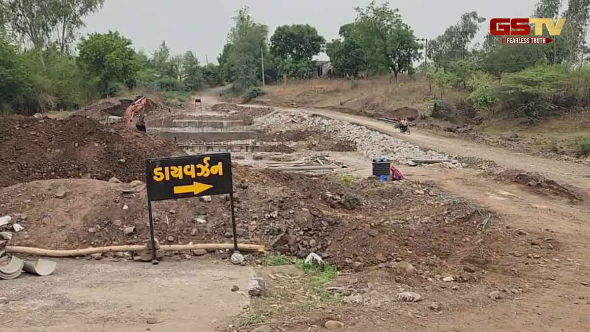 Chhotaudepur News: નસવાડીમાં મોઘલા ગામે સ્લેબ ડ્રેઈનની કામગીરી, બોરમાંથી ચોરીને વપરાય છે પાણી