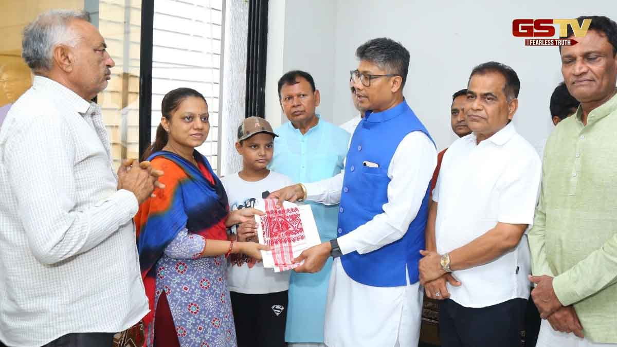 Surat News: આસામના મંત્રી Pahalgam આતંકી હુમલાના મૃતકના પરિવારને મળ્યા, 5 લાખની સહાય કરી અર્પણ