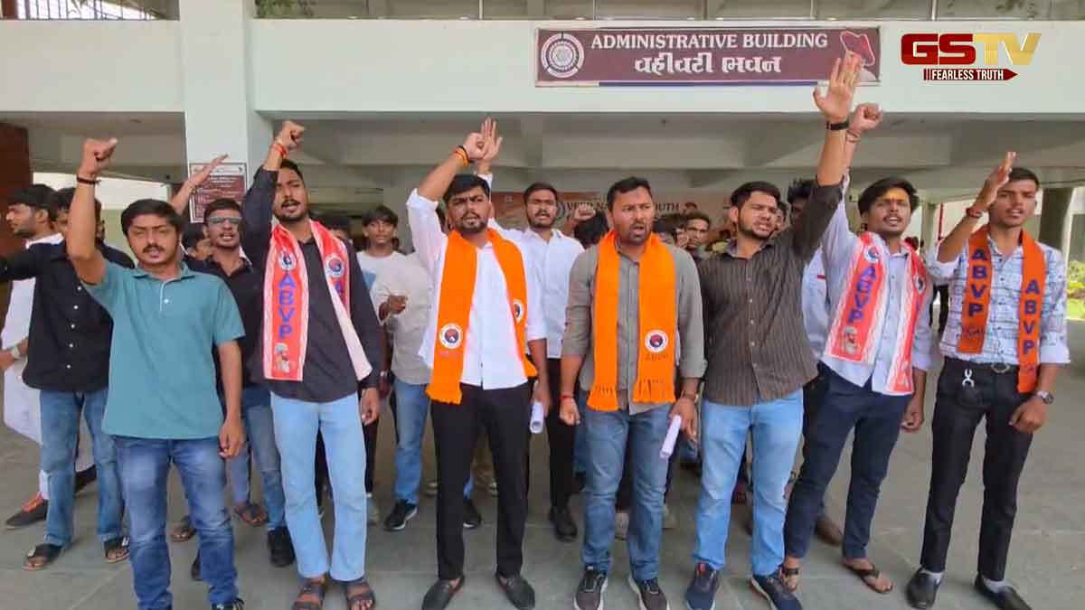 Surat News: નર્મદ યુનિવર્સિટીની કોલેજમાં ફી વધારાનો વિરોધ, ABVP દ્વારા નારેબાજી કરી આંદોલનની આપી ચીમકી