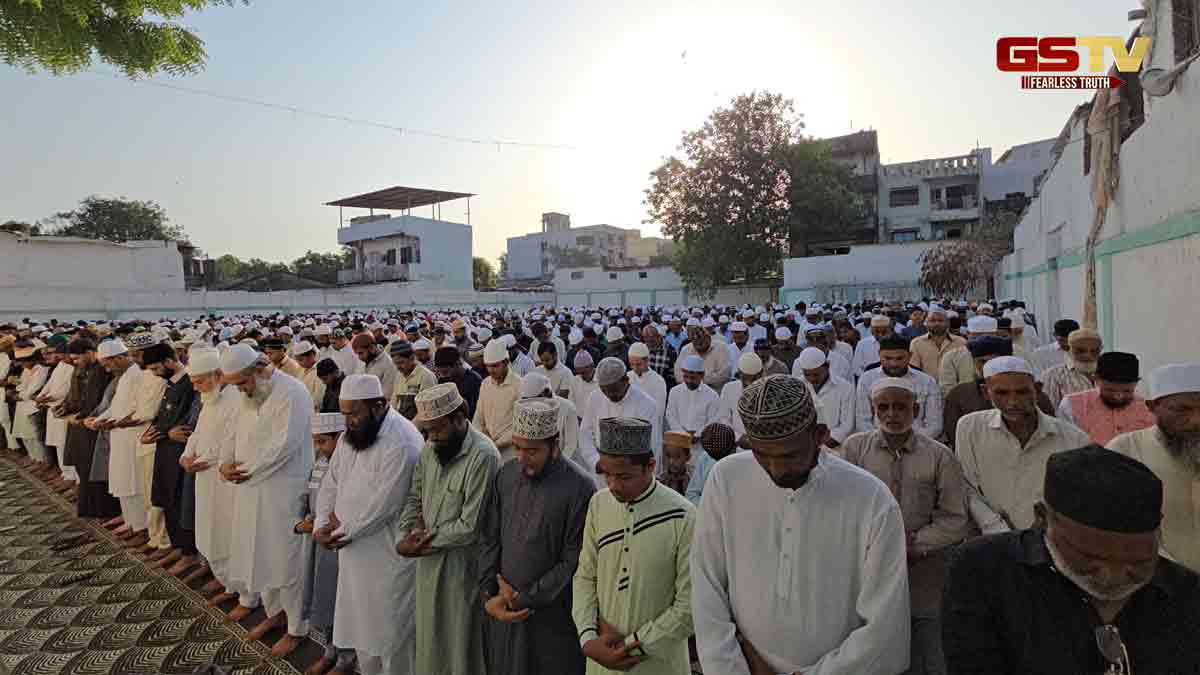 Surat News: બકરી ઈદની ધૂમધામથી ઉજવણી, ઈદગાહ પર નમાઝ અદા કરી એકબીજાને પાઠવી મુબારકબાદી