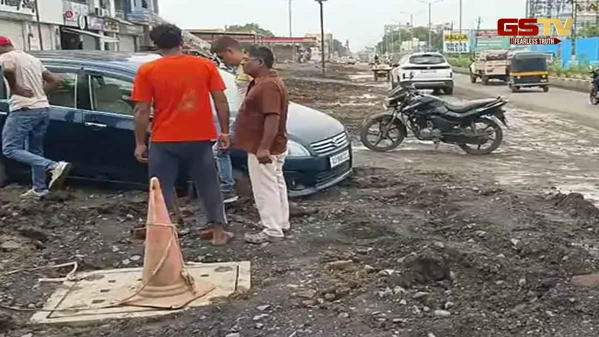 Navsari News: જમાલપોરમાં ડ્રેનેજની કામમાં બેદરકારી, કાદવ કીચડમાં ફસાઈ કાર