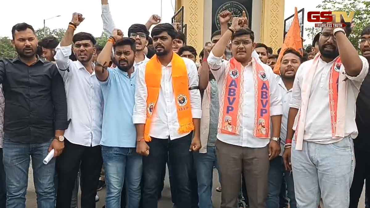 Surat News: GCASમાં પ્રવેશ પ્રક્રિયામાં વિલંબથી ABVPનો ઉગ્ર વિરોધ, વિદ્યાર્થીઓએ કાળી પટ્ટી બાંધી કર્યું આંદોલન