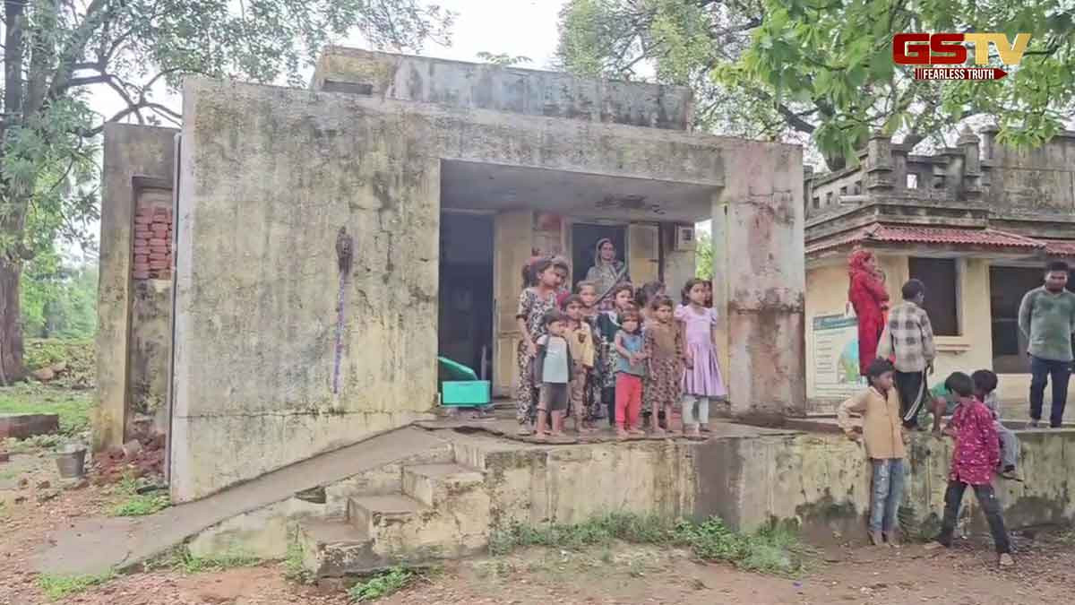 Chhotaudepur News: અત્રોલી ગામની જર્જરિત આંગણવાડી, વરસતા વરસાદમાં ઉપરથી ટપકે છે પાણી 
