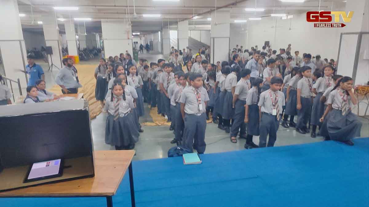 Surat News: લોકશાહીને મજબૂત કરવા શાળાનો પ્રયાસ, વિદ્યાર્થીઓને ચૂંટણીનું અપાયું પ્રેક્ટિકલ માર્ગદર્શન