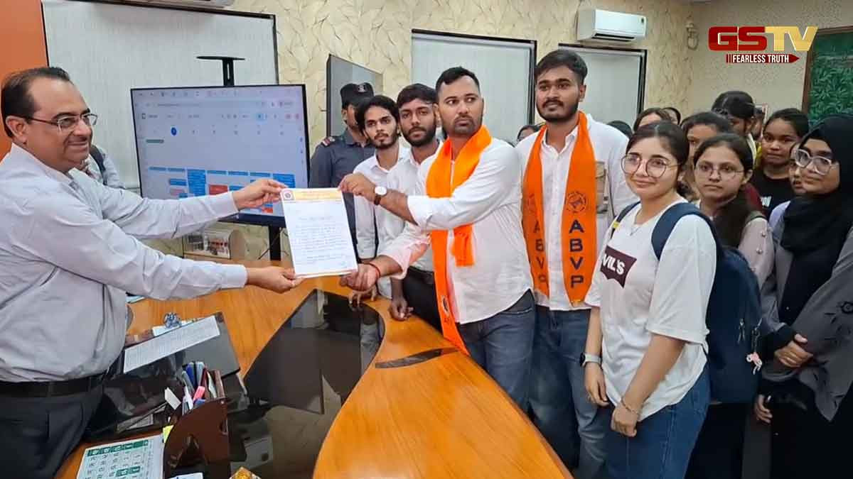 Surat News: નર્મદ યુનિવર્સિટીમાં વિદ્યાર્થીઓને PGમાં ખસેડવાનો વિરોધ, કુલપતિને અપાયું આવેદનપત્ર