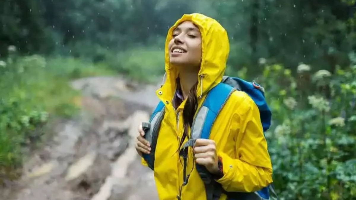Travel Tips / ચોમાસામાં ટ્રિપ પર જઈ રહ્યા છો, તો આ 5 બાબતોનું રાખો ધ્યાન; આરામદાયક રહેશે સફર