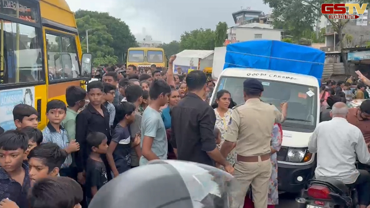 Surat: શાળામાં આચાર્યની બદલી થતાં વિદ્યાર્થીઓ અને વાલીઓનો રોડ પર ચક્કાજામ