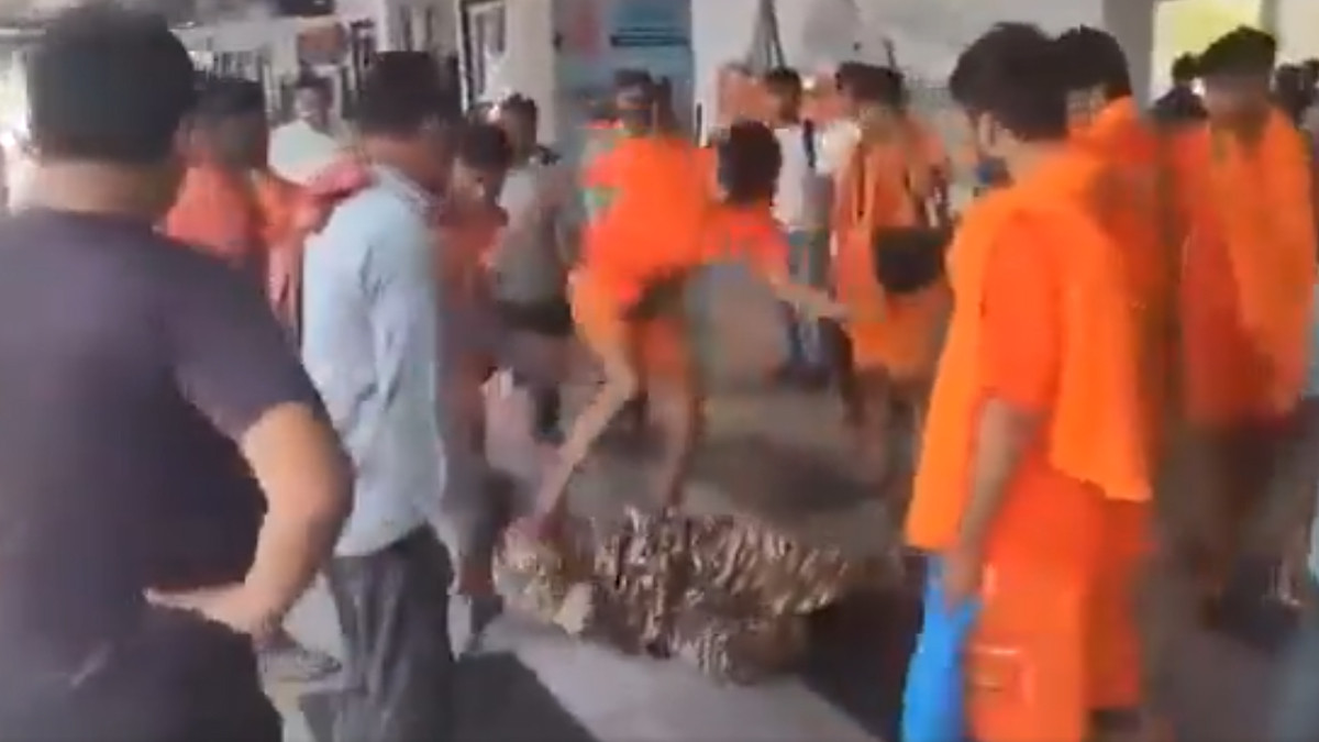 VIDEO: Uttar Pradeshમાં કાવડ યાત્રીઓએ રેલવે સ્ટેશન પર CRPF જવાનને માર માર્યો