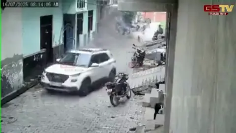 VIDEO : અચાનક જ શેરીઓમાં બાળકો પાછળ કાર ચલાવી, ભયાનક અકસ્માત CCTVમાં કેદ થયો