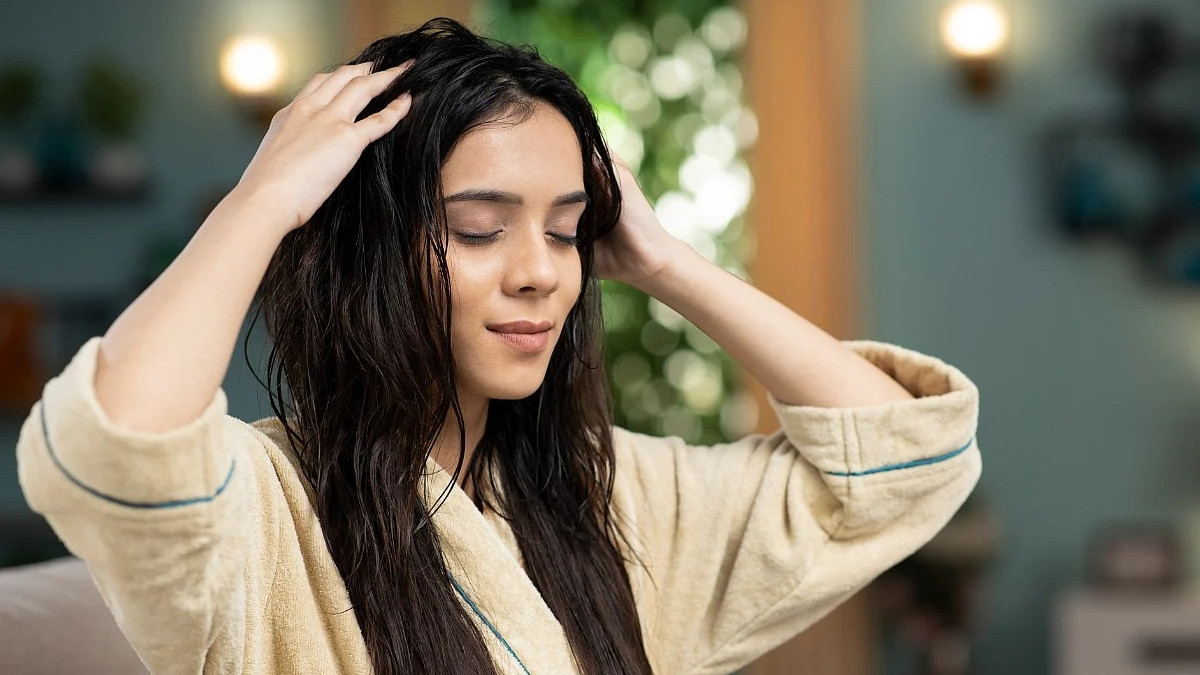 Hair Care / વાળમાં તેલ ન લગાવો તો શું થશે? જાણો હેલ્ધી હેર માટે કેટલું મહત્ત્વપૂર્ણ છે ઓઈલીંગ?
