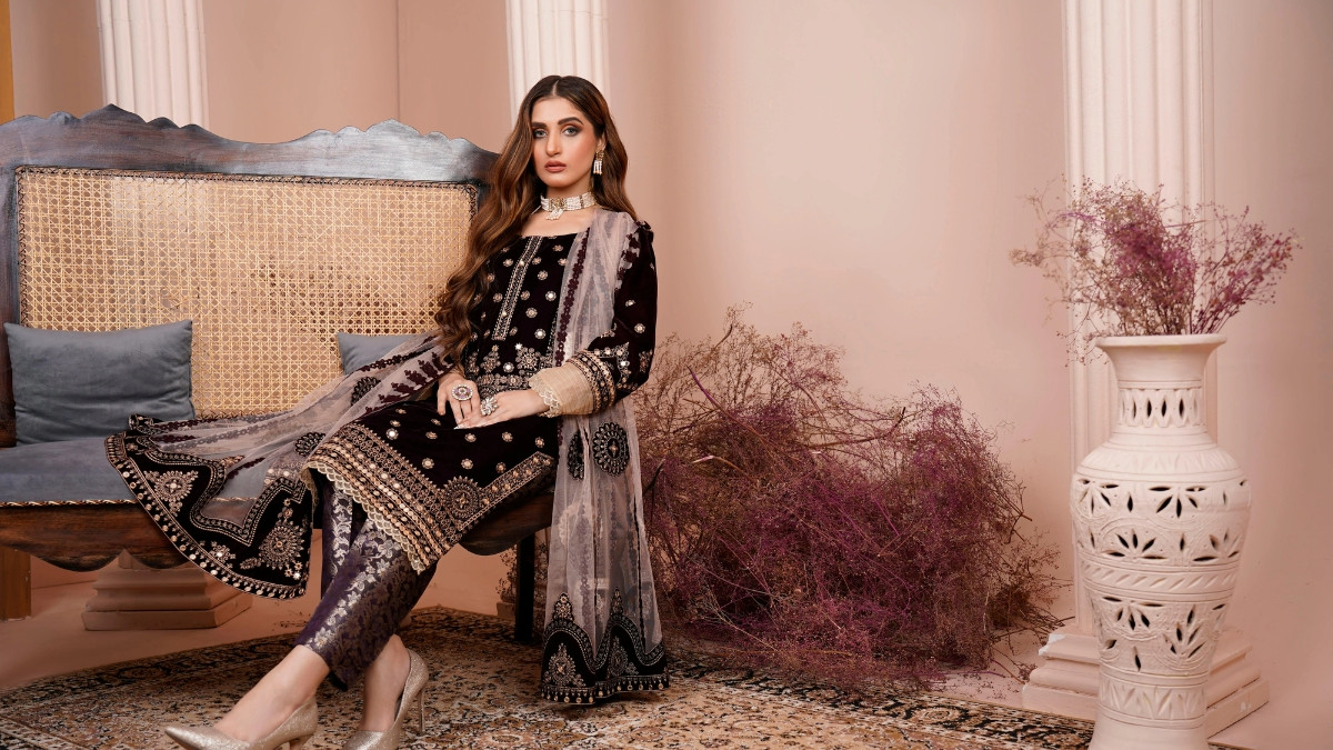Fashion Tips / તહેવારોની સિઝનમાં હેવી વર્કવાળા આઉટફિટ પહેરતી વખતે ન કરો આ ભૂલો, બગડી જશે આખો લુક