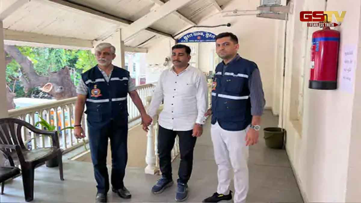 Surat News: આરોપીને માર નહીં મારવાના નામે લીધા 40 હજાર, સરથાણાના PSI લાંચ લેતા ઝડપાયા