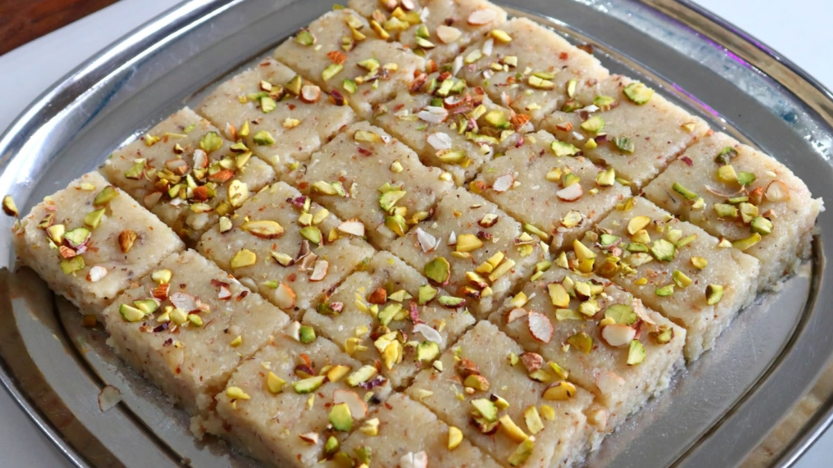 Recipe / શ્રાવણ મહિનામાં ભગવાન શિવને અર્પણ કરો મખાના બરફી, હેલ્ધી અને ટેસ્ટી છે આ મીઠાઈ