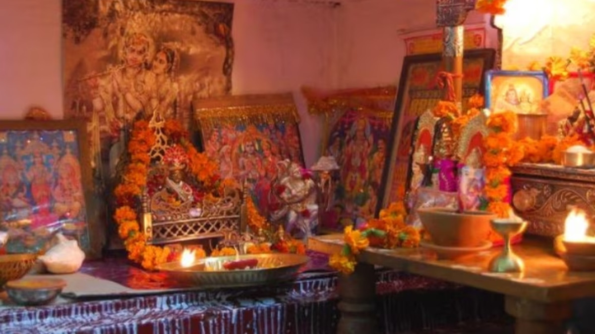 ઘરના મંદિરમાં આ દેવી-દેવતાઓના ચિત્રો એકસાથે રાખવાની ભૂલ ન કરો, નહીં તો કરવો પડશે ભયંકર દોષનો સામનો