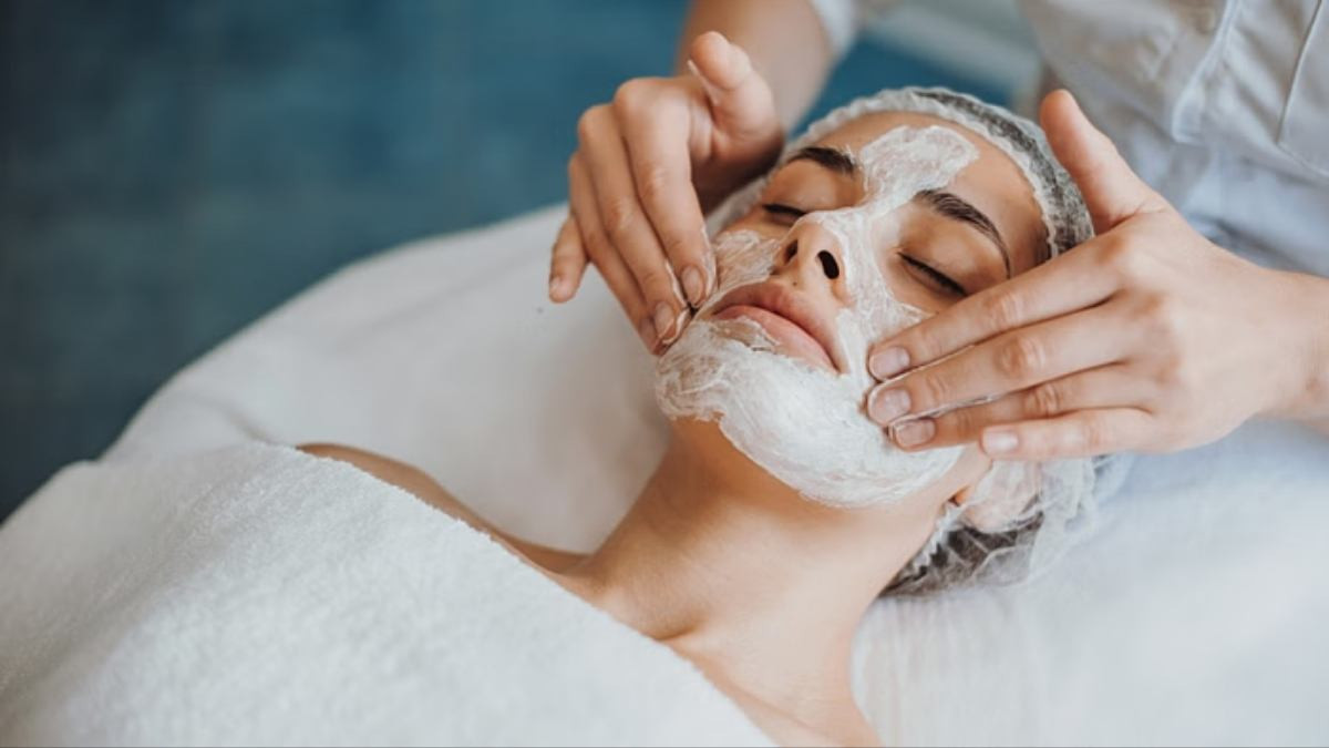 Beauty Tips : પાર્લરમાં ગયા વિના તમારા ચહેરાને ચમકાવો, આ સસ્તી વસ્તુથી ઘરે કરો ફેશિયલ