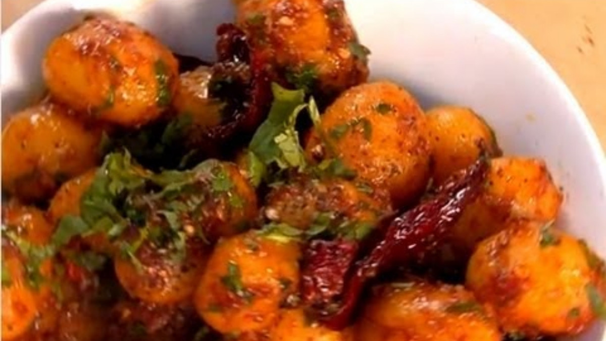 Recipe : હેલ્ધી વાનગી ચિલી લસણના બટાકા, જાણો બનાવવાની સરળ રીત