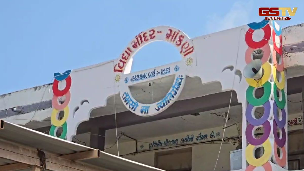 Chhota udaipur news: બે શિક્ષકોનાં વિવાદને લઈ વિદ્યાર્થીઓના ધરણાં, એકની તબિયત લથડતા સારવાર હેઠળ