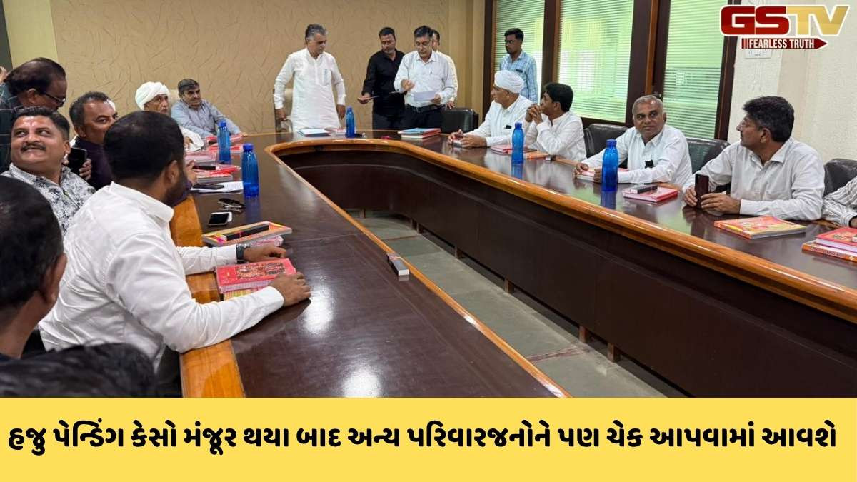 Banaskantha new: ડીસા APMC બોર્ડ બેઠકમાં અકસ્માતે મૃત્યુ પામેલા 17 મૃતકોના પરિવારને અપાયા 1-1 લાખના ચેક