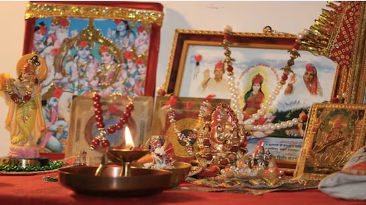 Vastu Tip : ઘરના મંદિરમાં રાખેલી આ 5 વસ્તુઓ બને છે વિનાશનું કારણ, તાત્કાલિક કરો દૂર