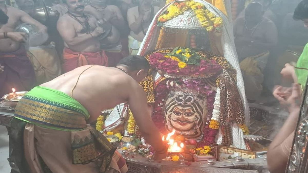 ઉજ્જૈન: મહાકાલેશ્વરના ગર્ભગૃહમાં ધમાલ, મહંત અને પૂજારીએ જાહેરમાં એકબીજા પર લગાવ્યા ગંભીર આરોપ