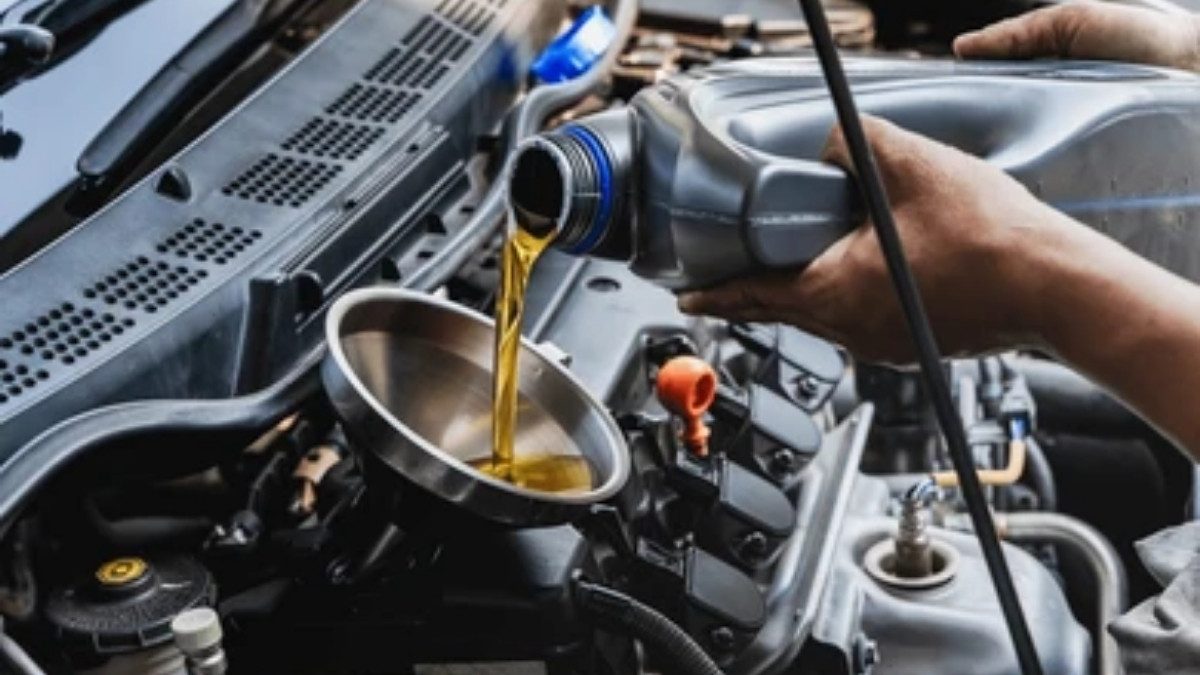 Auto News: લોકલ મિકેનિક કે કંપનીની સર્વિસ! કારને લાંબુ આયુષ્ય કોણ આપશે? 