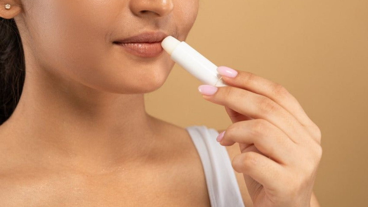 Beauty Tips : શિયાળામાં હોઠ ફાટી જાય છે? તો આ રીતે ઘરે બનાવો નેચરલ લીપ બામ