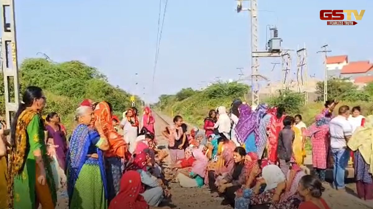 Rajkot news: જેતપુરમાં રેલવે ફાટક બંધ કરાતા સ્થાનિકોમાં આક્રોશ, મહિલાઓનો 'રેલ રોકો' આંદોલનનો પ્રયાસ