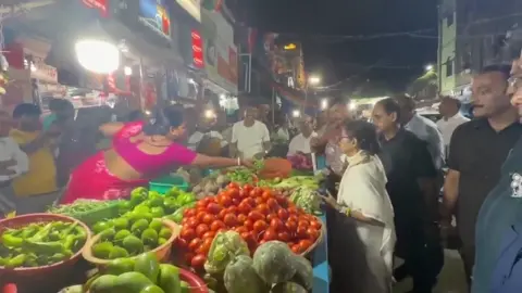VIDEO: સાદી સફેદ સાડી-ચંપલ પહેરીને કોલકાતાના બજારમાં જોવા મળ્યા CM મમતા, શાકભાજી વેચનારા-ખરીદદારો સાથે કરી વાતચીત