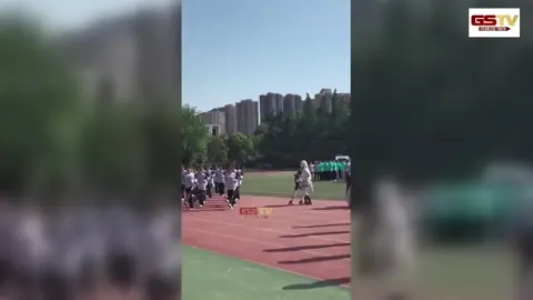 Viral Video: રોબોટ થયો બેકાબૂ! ડાન્સ ઇવેન્ટ દરમિયાન હ્યુમનોઇડ રોબોટ વિદ્યાર્થિનીને ભેટી પડ્યો