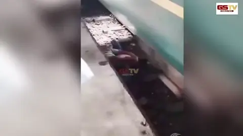 Viral Video: ટ્રેન નીચે ફસાયેલા માસૂમને બચાવવા યુવકે જાન જોખમમાં મૂકી, કપરા સમયે બતાવી સાચી માનવતા
