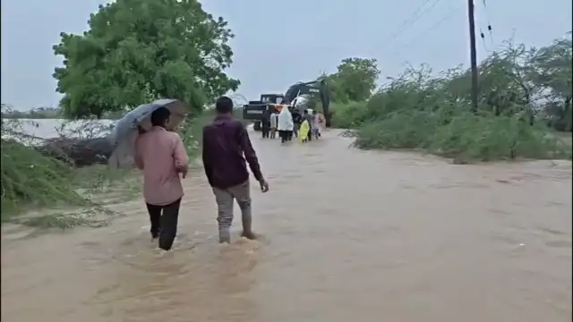 VIDEO: પાટણના સાંતલપુરમાં જળબંબાકાર, બરારા ગામ બેટમાં ફેરવાયું, દાત્રાણાને જોડતો માર્ગ પાણીમાં ગરકાવ