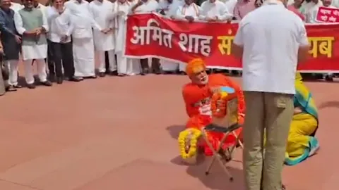 VIDEO: ભગવા પહેરી પુજારી બન્યા પપ્પુ યાદવ, રાહુલ ગાંધીએ આપ્યું દાન, સંસદ પરિસરમાં ચંદા ચોરીનો ડ્રામેટિક VIDEO સામે આવ્યો