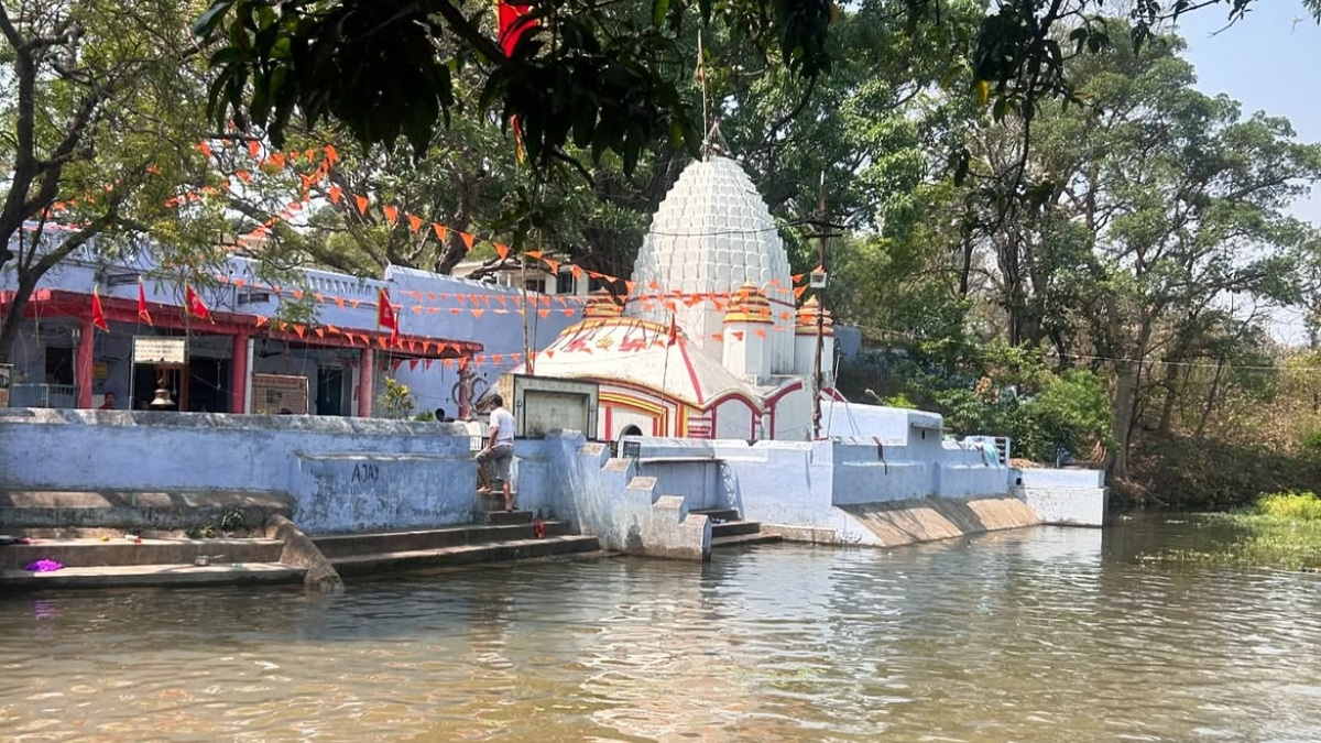 ભગવાન શિવને સમર્પિત એક અનોખું મંદિર! જ્યાં શિવલિંગ પર સતત પડે છે ગંગાનું પાણી